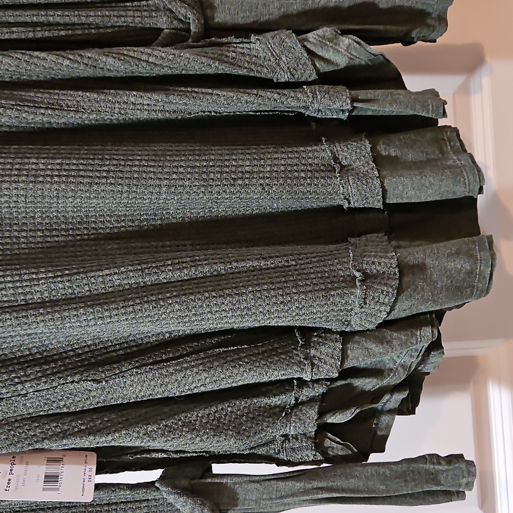 Free People Laguna Tee Thermal Long Sleeve Thumbholes Hi Lo Hem Army Green S NWT - Picture 7 of 14